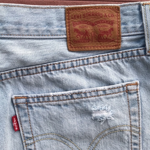 Levi’s Distressed Mini Denim Skirt Size 30 Levi Strauss Light Wash - Picture 2 of 11